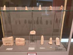 Old pieces of pottery and other sculptures on display